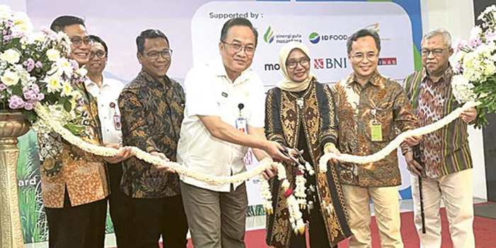 SKALA NASIONAL: Kepala DTPHP Kabupaten Malang Ir Avicenna M. Saniputera (tengah) bersama Direktur Kebijakan Ekonomi dan Moneter Bank Indonesia Tri Yanuarti menggunting pita sebagai tanda acara dimulai