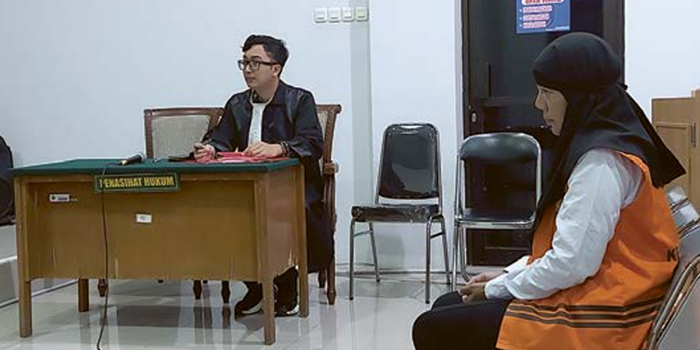 TERDAKWA TPPO: Rahma Damayanti, 50, menjalani sidang di Pengadilan Negeri (PN) Kepanjen kemarin (5/12). Dia dituntut 7 tahun penjara dan denda Rp 200 juta.