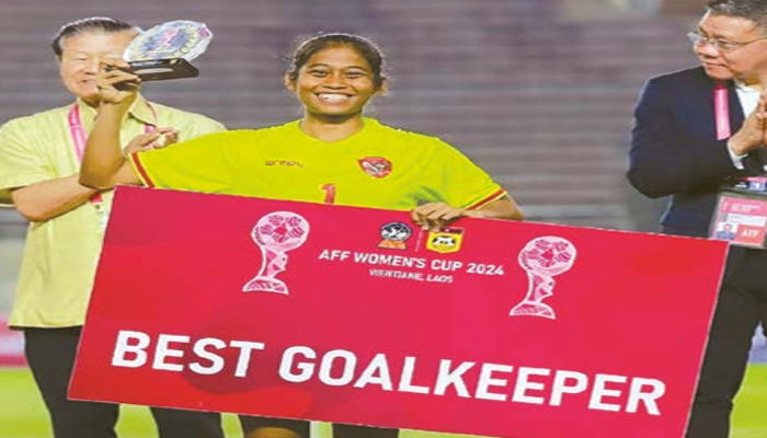 CIPTAKAN SEJARAH: Kiper Arema FC Women Laita Ro&rsquo;ati Masykuroh menerima penghargaan penjaga gawang terbaik di AFF Women&rsquo;s Cup 2024, 5 desember lalu.