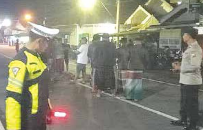 LAKA LANTAS: Polisi melakukan olah TKP di Jalan Raya Gedokwetan, Kecamatan Turen, Kamis malam (5/12).