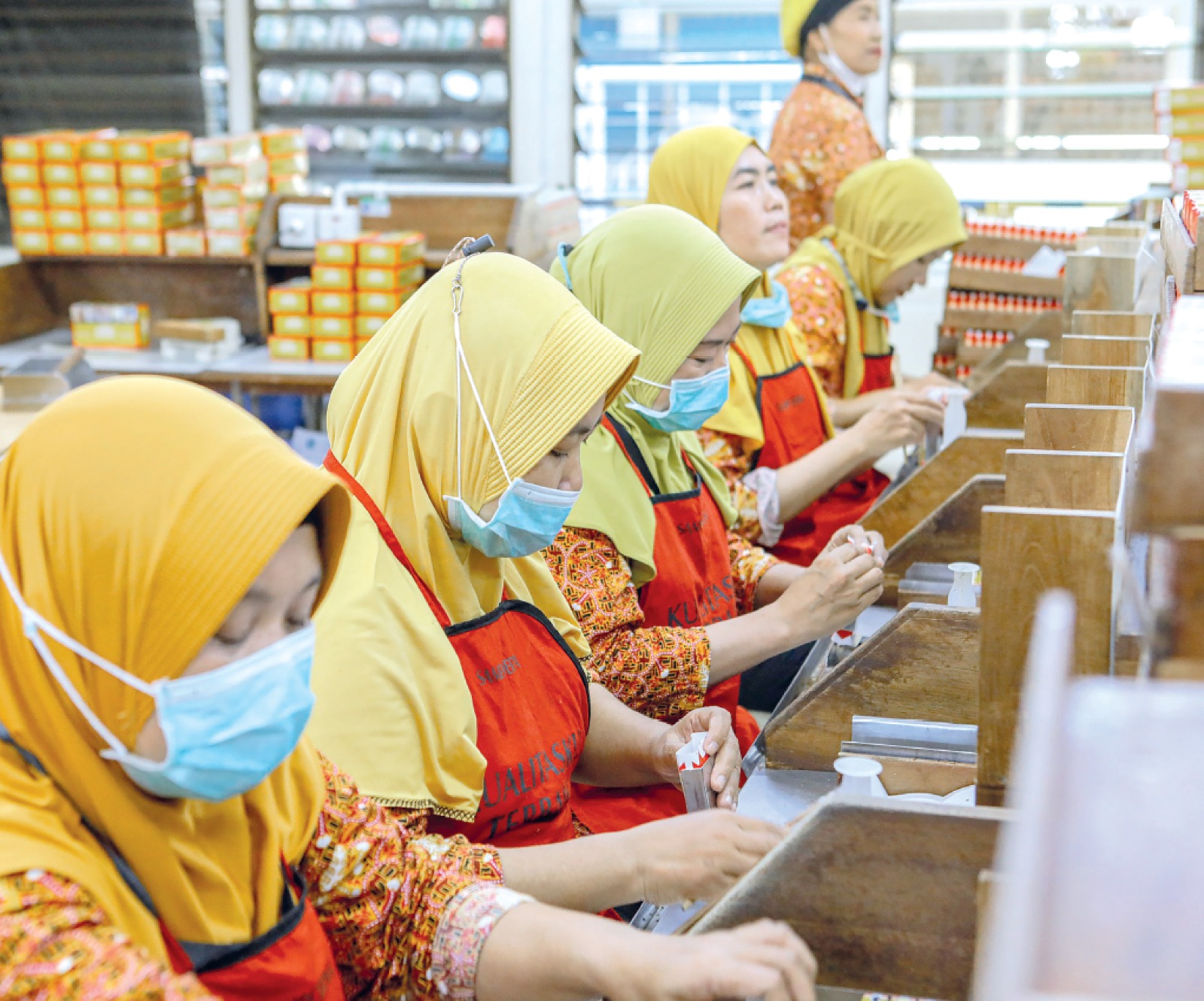 TERAMPIL: Buruh pabrik rokok di Surabaya mengemas sigaret kretek tangan (SKT) ke dalam kemasan. DIPTA WAHYU/JAWA POS