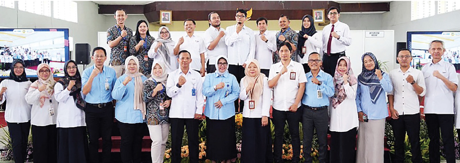 JARING SDM UNGGUL: Rektor UNMER Malang Dr Prihat Assih SE MSi AK CSRS (baju biru, tengah) foto bersama dengan perwakilan perusahaan  dan Disnaker-PMPTSP Kota Malang dalam pembukaan Merdeka Career Days