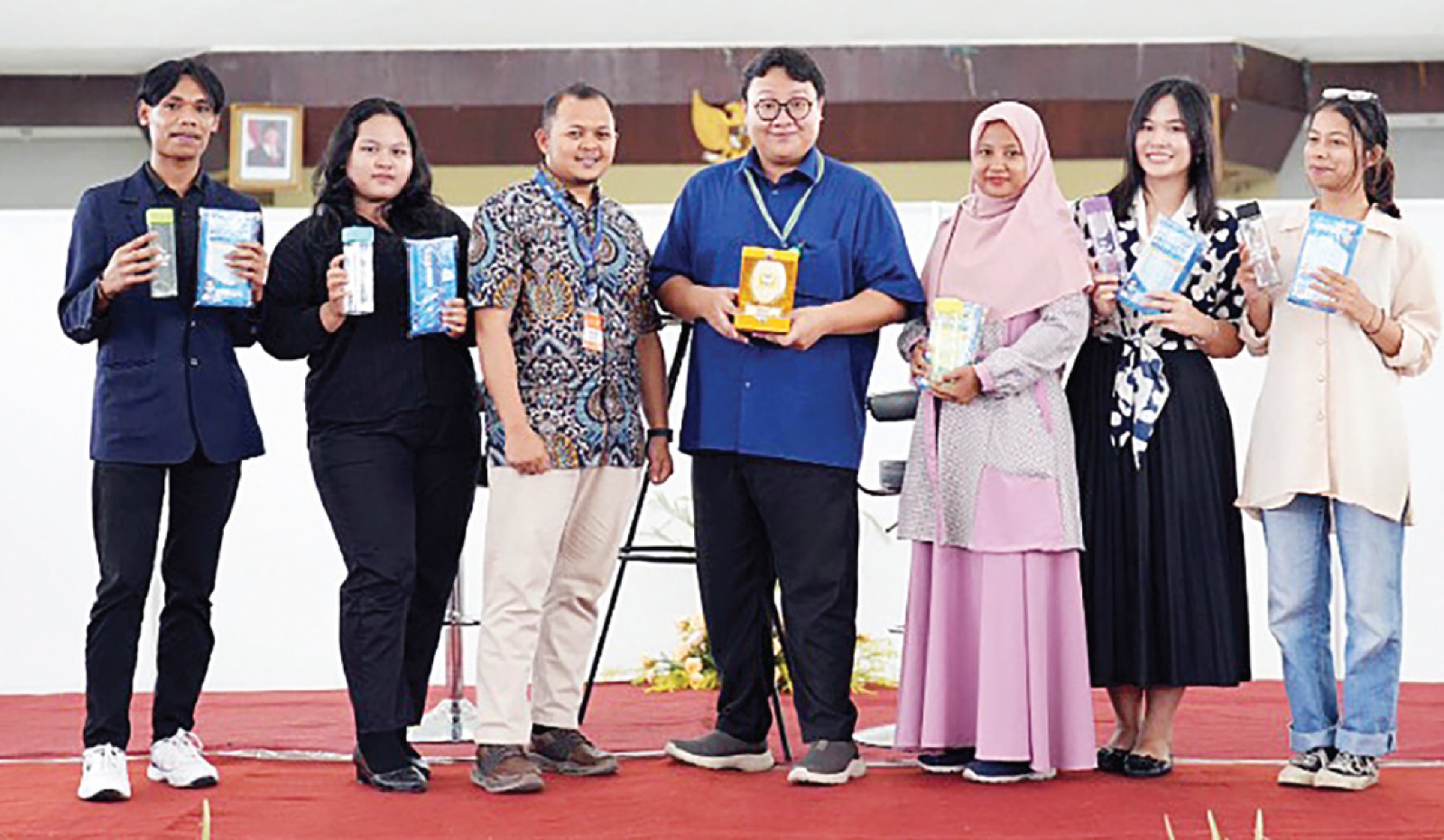 APRESIASI: Pusat Karier UNMER Malang memberikan souvenir kepada pencari kerja pada Merdeka Career Days 2024. UNMER MALANG FOR RADAR MALANG
