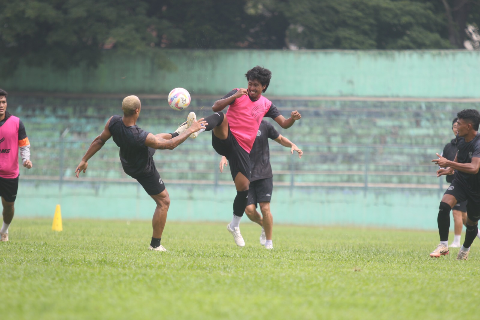 MOMENTUM PEMBUKTIAN: Wiliam Marcilio (kiri) berebut bola dengan Bayu Aji dalam sesi latihan di Stadion Gajayana, kemarin.
