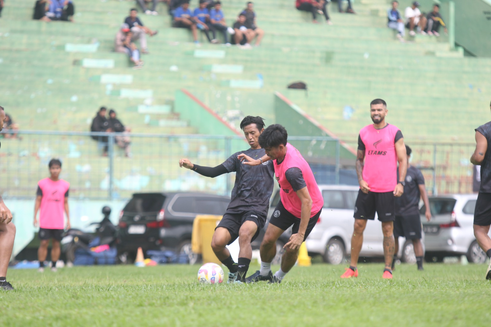 TIDAK KHAWATIR: Shulton Fajar (kiri) berebut bola dengan Anwar Rifai dalam sesi latihan di Stadion Gajayana, kemarin.