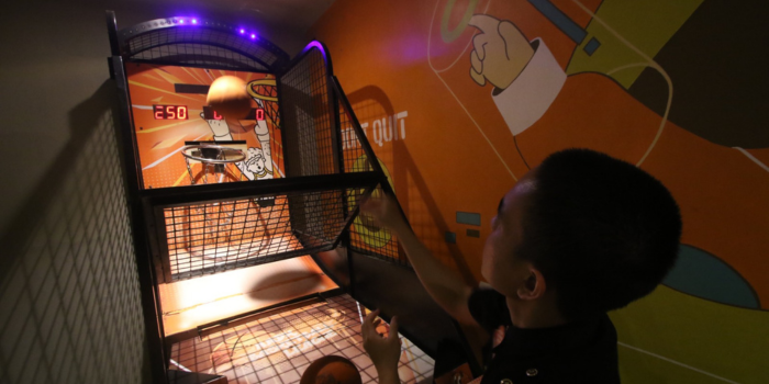 TAK HANYA NONGKRONG: Permainan bola basket bisa dinikmati pengunjung Kafe Ada Apa Dengan Kopi (AADK) secara cuma-cuma.