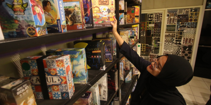 SELALU ADA YANG BARU: HDR Comic Cafe di Jalan Bunga Coklat Nomor 11, Lowokwaru punya 400-an koleksi board game yang bisa dimainkan pengunjung.