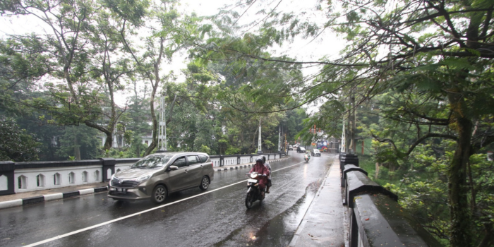 KOKOH: Sejumlah pengendara melintas di Jembatan Majapahit kemarin siang.