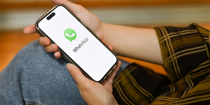 WharsApp kini menghadirkan fitur baru berupa AI (source:canva.co)
