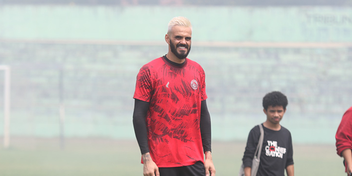 GAYA BARU: Kiper Arema FC Lucas Frigeri mengecat rambutnya dengan warna pirang untuk laga kemarin sore.