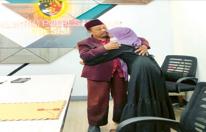 ISLAH: Rupi&rsquo;an memeluk muridnya, DE, di ruang rapat Satreskrim Polres Malangmpada Jumat (6/12).