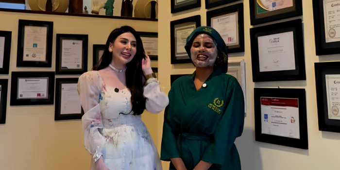 Ria Agustina bersama  pasien (instagram riabeauty.id)