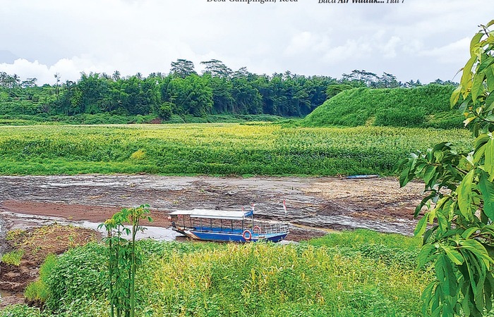 TAK BEROPERASI: Perahu jadi wahana wisata di Waduk Dempok, Desa Gampingan, Pagak terdampar di tengah waduk kemarin. Air surut setiap musim penghujan.
