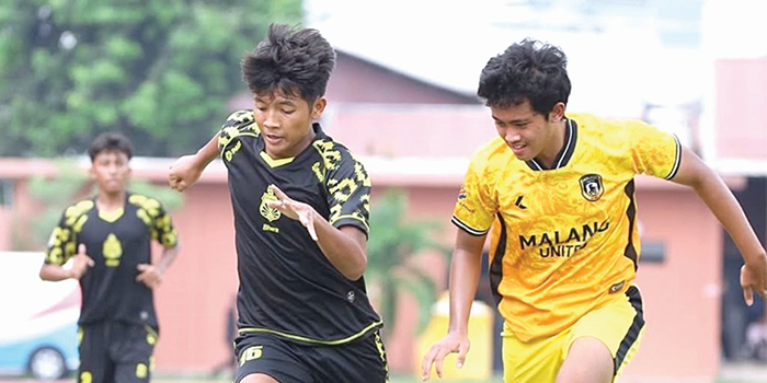 ORBITKAN PEMAIN MUDA: Pemain Malang United U-17 (kanan) mengawal pergerakan penggawa Bhayangkara Presisi Youth dalam ajang perebutan tempat ketiga Piala Soeratin, 5 Desember lalu.