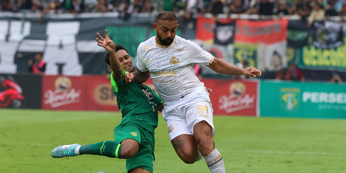 JAGA PERFORMA: Dalberto Luan Belo (kanan) berusaha melewati full back Persebaya Arief Catur dalam laga BRI Liga 1 pekan ke-13, Sabtu lalu. Eks pemain Madura United itu ingin terus dalam kondisi bugar