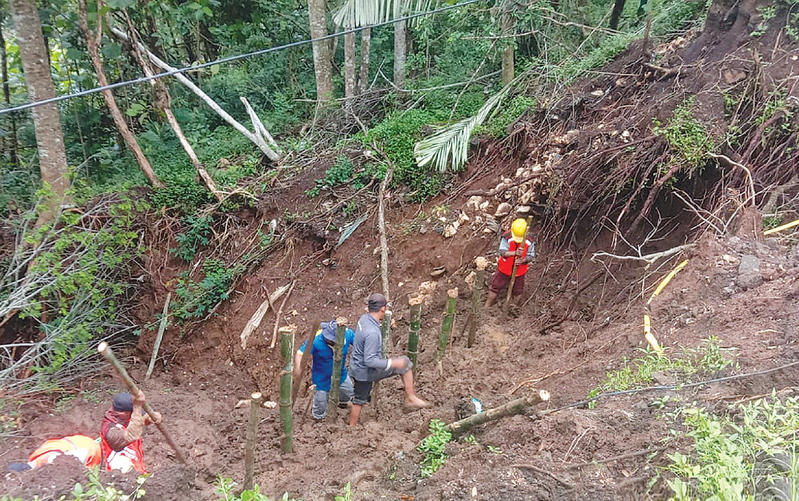 ANTISIPASI BENCANA: Tim dari DPUBM Kabupaten Malang memasang sandbag di lereng Gunung Geger, Desa Sumberejo, Pagak kemarin. DPUBM KABUPATEN MALANG FOR RADAR KANJURUHAN