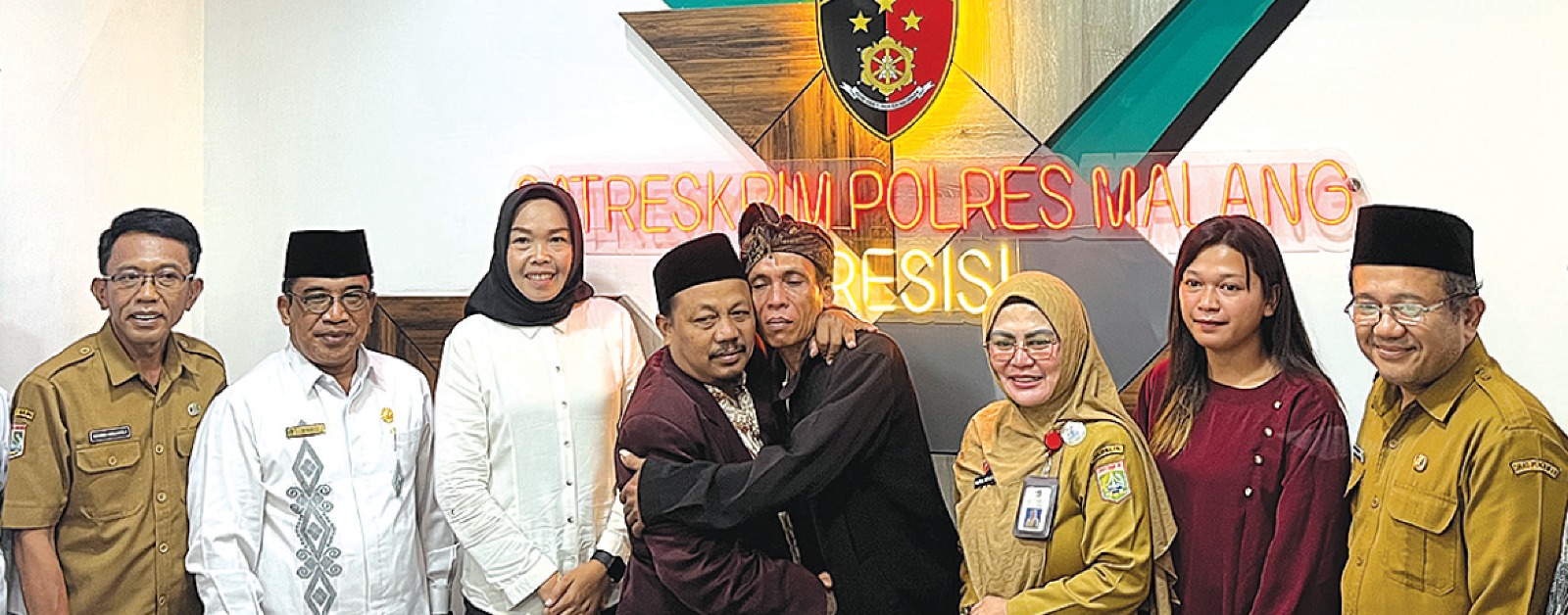 KEKELUARGAAN: Guru Rupi&rsquo;an (dua dari kiri) rangkulan dengan ayah korban di Mapolres Malang kemarin (9/12).