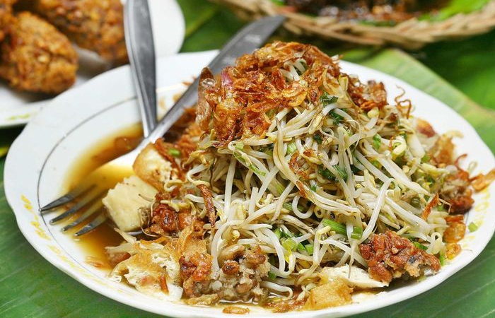 Ilustrasi Lontong Balap (sumber: pinterest)
