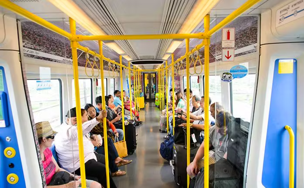 Penumpang Bangkok Airport Rail Link. Wacana skytrain Malang Raya perlu melibatkan tiga daerah, pemprov Jatim dan pemerintah pusat