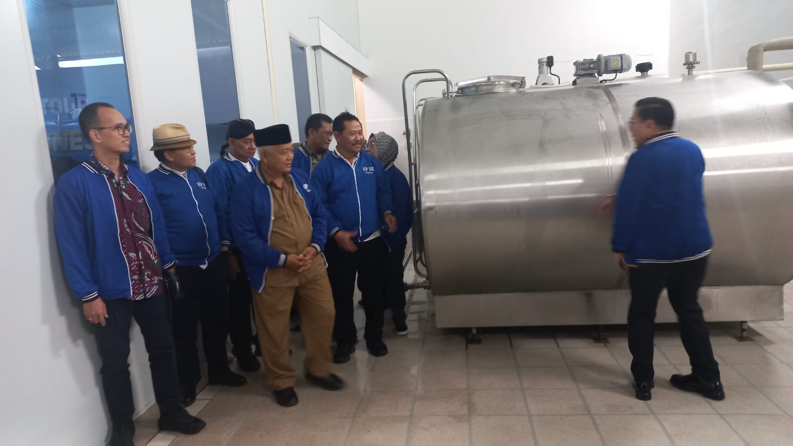 BARU: Bupati Malang H.M. Sanusi meninjau alat penampungan susu  dari PT Frisian Flag Indonesia di Koperasi Susu SAE Pujon, Selasa (10/12).