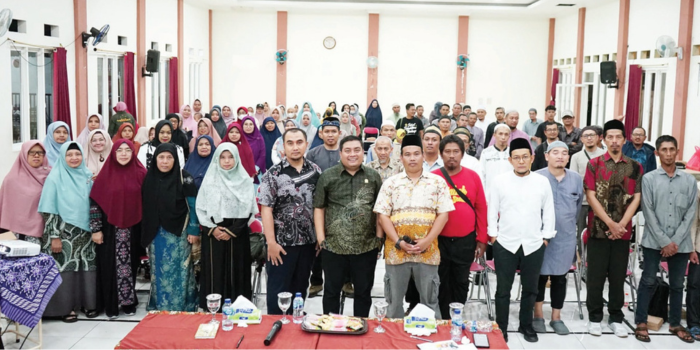GUYUB RUKUN: Warga Kecamatan Singosari foto bersama H Puguh Wiji Pamungkas setelah reses