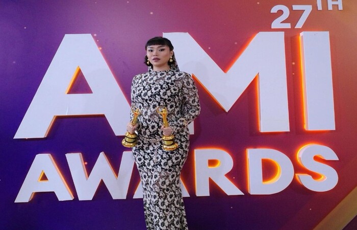 PUNYA CIRI KHAS: Madukina berfoto setelah mendapat penghargaan di ajang AMI Awards 2024, 4 Desember lalu.