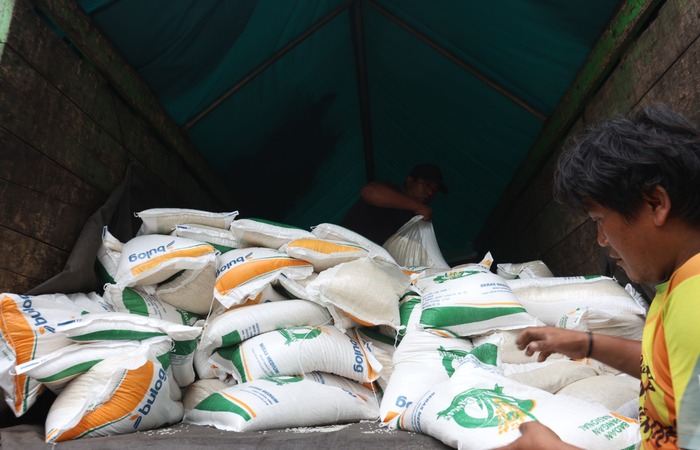 DISALURKAN SERENTAK: Bantuan beras dari Badan Pangan Nasional (Bapanas) tiba di Kantor Kelurahan Bareng, Kecamatan Klojen, kemarin.