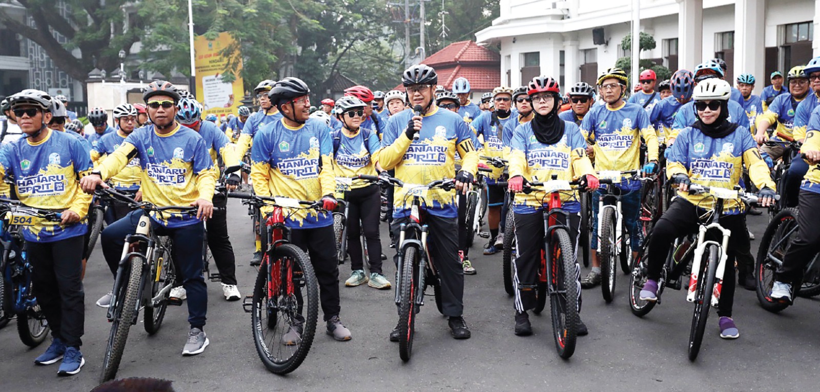 GOWES BARENG: Pj Wali Kota Malang Iwan Kurniawan (tengah) didampingi Sekda Kota Malang Erik Setyo Santoso melakukan start di halaman Balai Kota Malang.