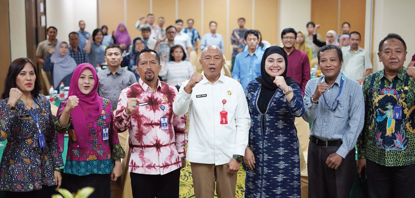 KOMPAK: Kepala Diskopindag Kota Malang Eko Sri Yuliadi (tengah) foto bersama dengan peserta sosialisasi penerapan sistem mutu pada perusahaan rokok.