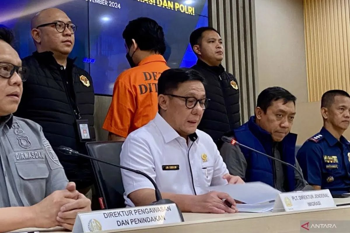 ADAPTASI TEKNOLOGI: Penegasan terkait penerbitan e-paspor oleh Plt. Direktur Jenderal Imigrasi Saffar M. Godam (kedua kiri) saat konferensi pers di Kantor Direktorat Jenderal Imigrasi, Jakarta.