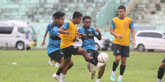 INGIN BERMAIN DI MALANG: Flabio Soares (kiri) berebut bola dengan Samuel Balinsa dalam sesi latihan di Stadion Gajayana, kemarin.