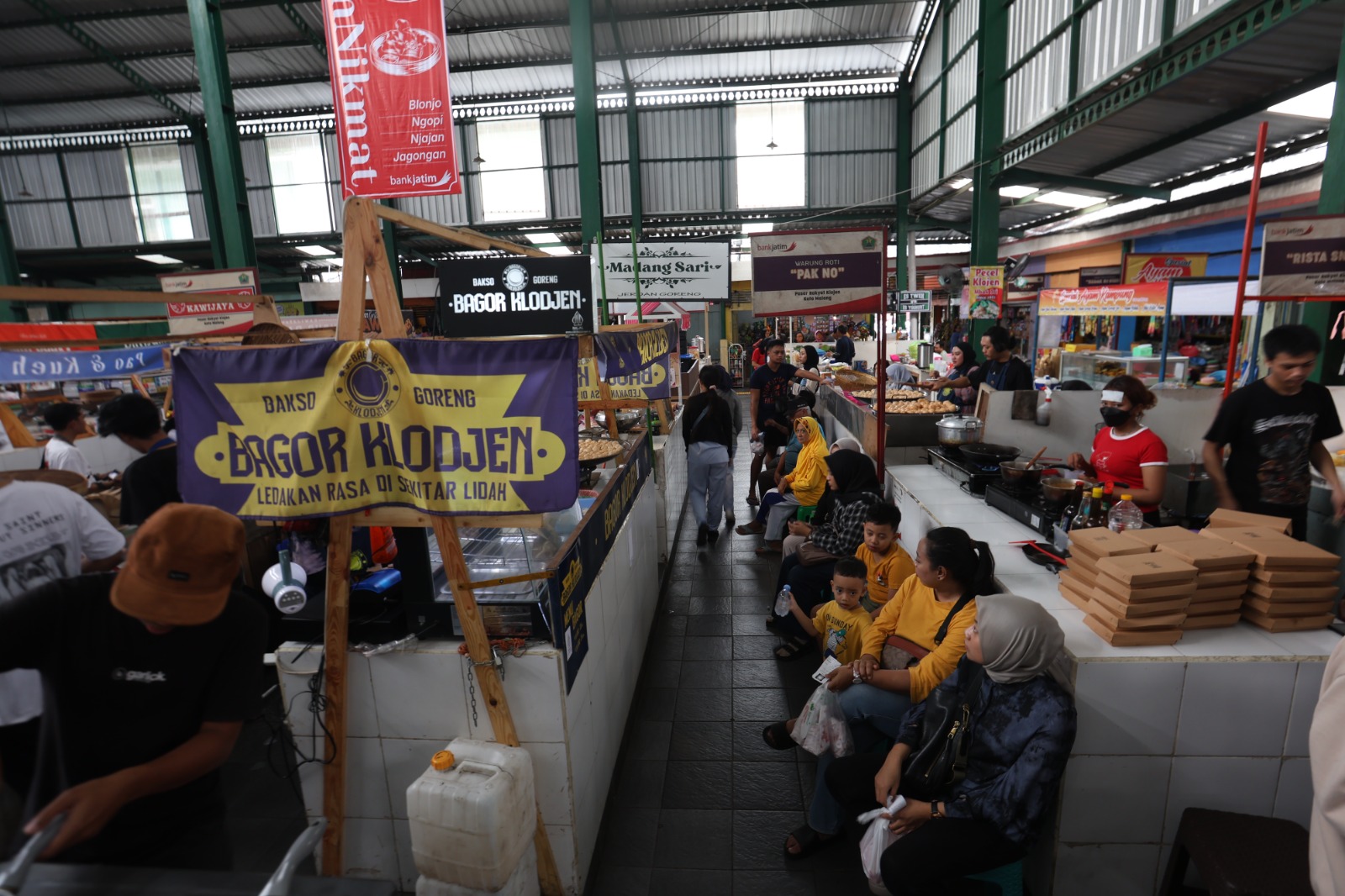 EFEKTIF: Sejak bulan Agustus lalu, Pasar Klojen dijadikan salah satu sentra kuliner. Perubahan itu membuat angka kunjungan warga meningkat. DARMONO/RADAR MALANG