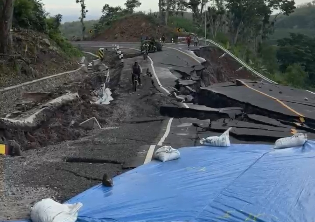 Jalur Lintas Selatan kelok 9 di Donomulyo Malang selatan ambrol karena gempuran hujan sejak Selasa malam (10/12) hingga Rabu dini hari (11/12)