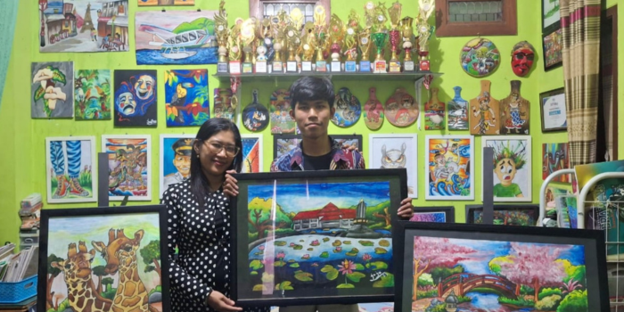 PRODUKTIF: Jonathan Heber Bravo Tambunan bersama ibunya, Agustin Fitri Astutik, menunjukkan sejumlah karya dan koleksi tropi di rumahnya, Senin lalu (9/12).