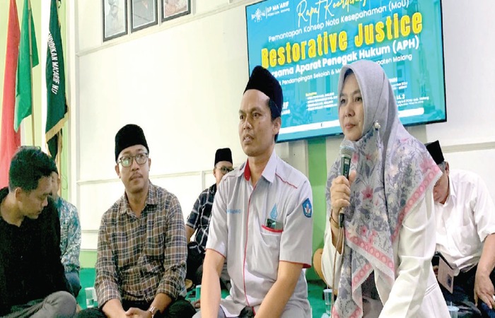 BAHAS BERSAMA: Ketua LPBHNU Maarif Kabupaten Malang Ahmad Hambali (kiri) dan Kepala PKBM LP Maarif Muliono (tengah) ikut membahas pendirian Rumah Restorative Justice, Senin (9/12).
