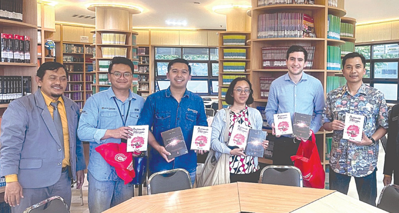 APRESIASI PRESTASI: Perwakilan UT dan media bloomberg United Kingdom (UK) menunjukkan cenderamata dari SMK Muhammadiyah 7 (Mutu) Gondanglegi di ruang perpustakaan, kemarin.