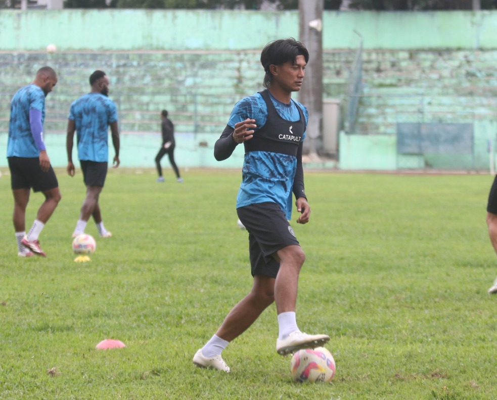 KEKUATAN BERTAMBAH: Jhon Alfarizi  dan Salim Tuharea menjalani sesi  latihan bersama Arema FC di Stadion Gajayana, Senin lalu (9/12). Mereka berpeluang comeback saat lawan Persis Solo besok (12/12).