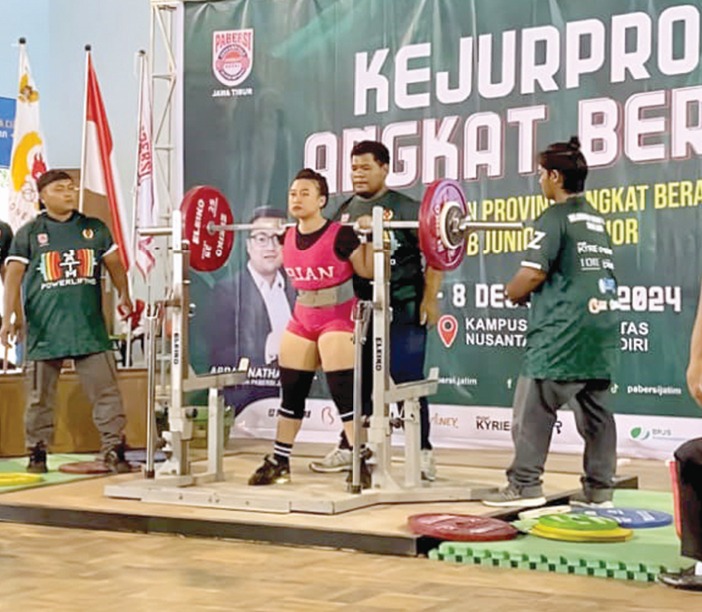 PERFORMA POSITIF: Atlet Angkat Berat  Kota Malang Brian Dita tampil dalam  Kejurprov Jawa Timur 2024 di Kota Kediri, beberapa waktu lalu.