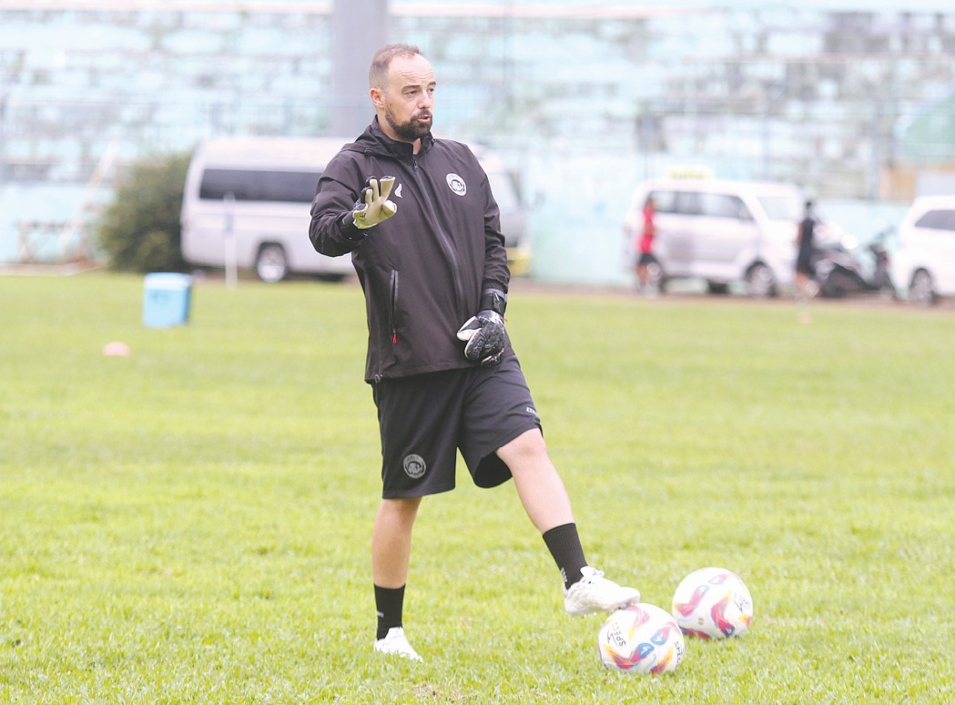TIDAK KESEPIAN: Tiago Simoes  memberikan instruksi dalam sesi latihan tim di Stadion Gajayana, Senin  lalu (9/12).