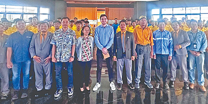 KERJA SAMA: Jajaran guru dan siswa SMK Mutu Gondanglegi mendampingi perwakilan United Tractors (UT) dan media bloomberg United Kingdom (UK).