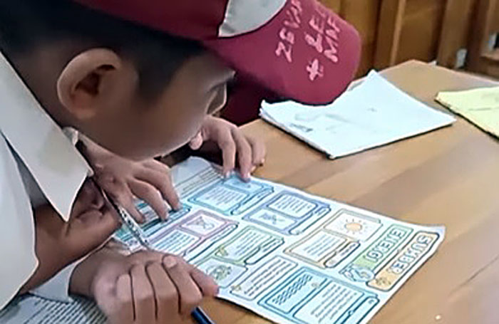 Siswa SDN 1 Parangargo Malang sedang beraktivitas di kelas