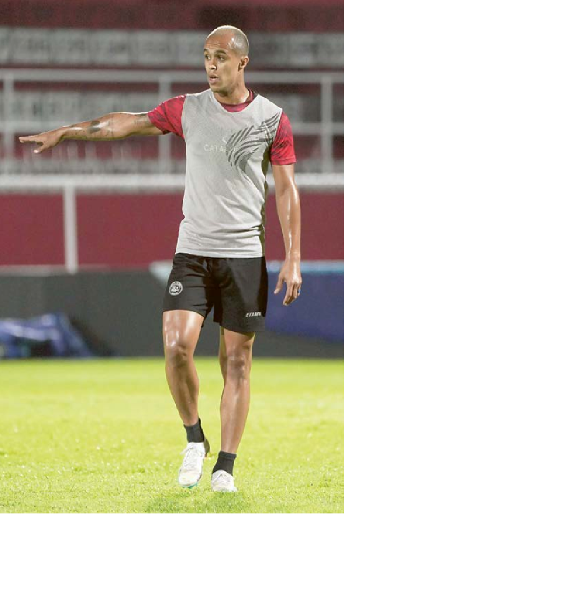 INGIN BANGKIT: Wiliam Marcilio memberikan instruksi dalam sesi latihan di Stadion Soepriadi, Blitar, kemarin. MEDIA OFFICER AREMA FC FOR RADAR RADAR MALANG