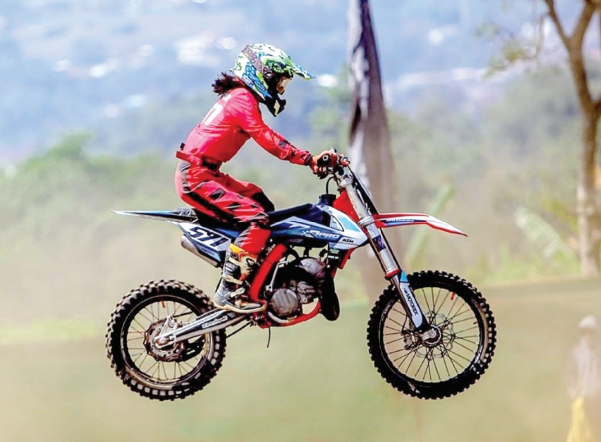 BANYAK PR: Atlet motocross Kota Batu melintasi Sirkuit Jalibar, Kota Batu, beberapa waktu yang lalu. KONI KOTA BATU FOR RADAR MALAN