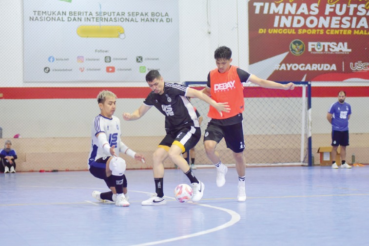 BALAS KEKALAHAN: Penyerang baru unggul FC Malang Well Pereira (tengah) berusaha melewati Krisna Bramenta dalam sesi latihan di unggul Sport Center, Selasa lalu (10/12).