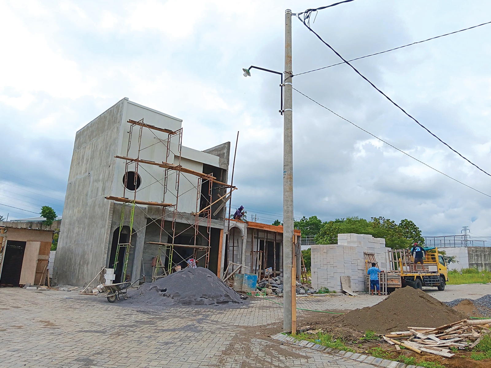 PROPERTI: Pengembang di salah satu perumahan masih membangun rumah. Transaksi hasil penjualan rumah turut  menyumbang pendapatan sektor pajak Bea Perolehan Hak atas Tanah dan Bangunan (BPHTB).