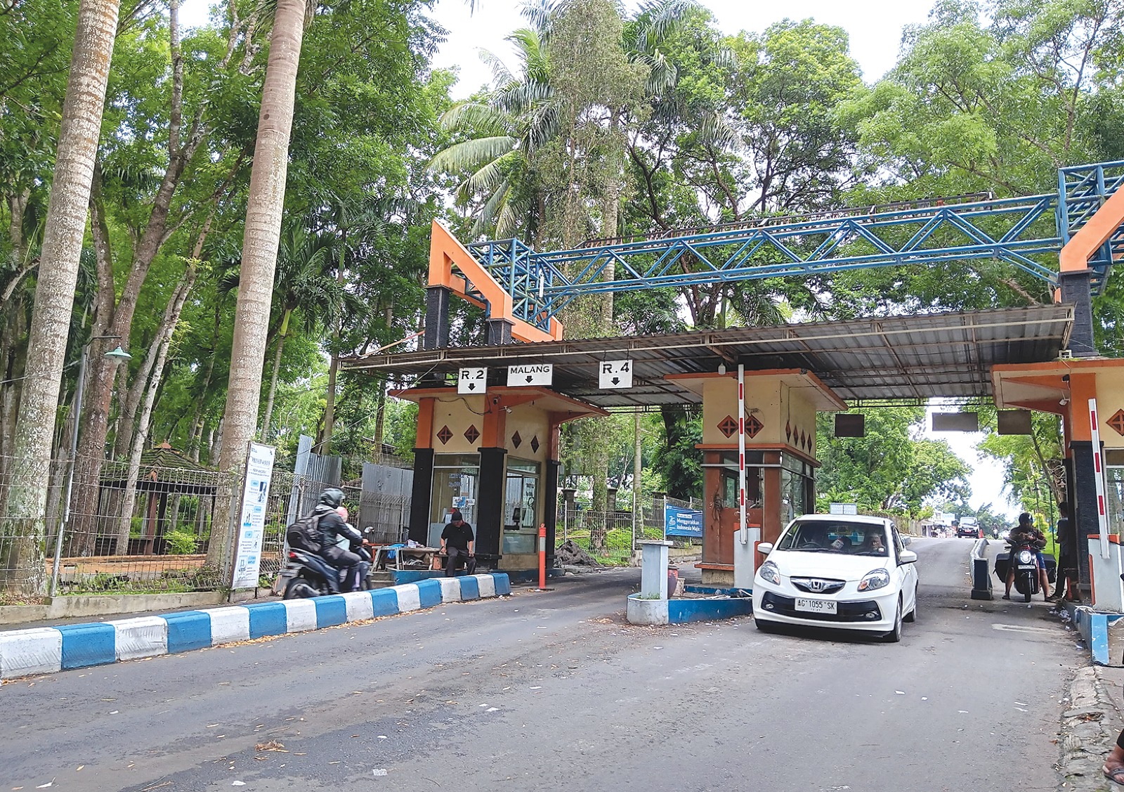 SISTEM BARU: Kendaraan keluar masuk di loket Bendungan Lahor, Kecamatan Sumberpucung, kemarin (11/12). Bendungan tersebut menghubungkan Kabupaten Malang-Blitar.