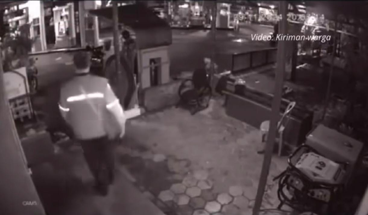 AMBIGU: Seorang driver ojol mengunci ibu ibu berusia 55 tahun di SPBU Jalan Bandung, Kota Malang pada Rabu (29/11) malam. Masih belum diketahui jelas latar belakangnya apa hal itu dilakukan.
