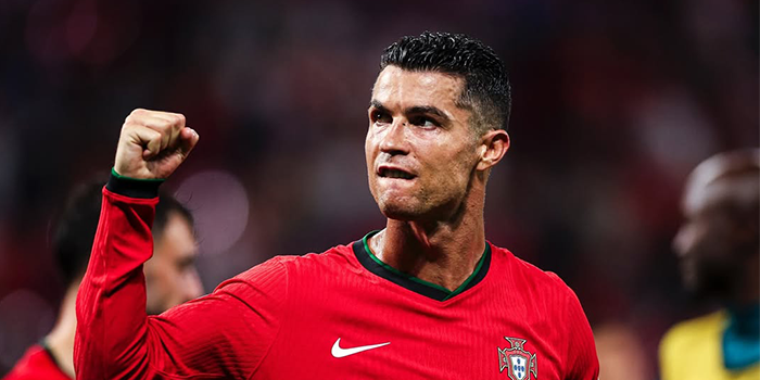 Cristiano Ronaldo membela tim nasional Portugal.