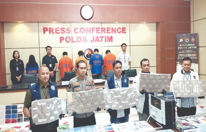 JARINGAN MANCANEGARA: Polda Jatim menangkap enam pelaku sindikat judol internasional dengan barang bukti yang diamankan senilai Rp4,9 miliar