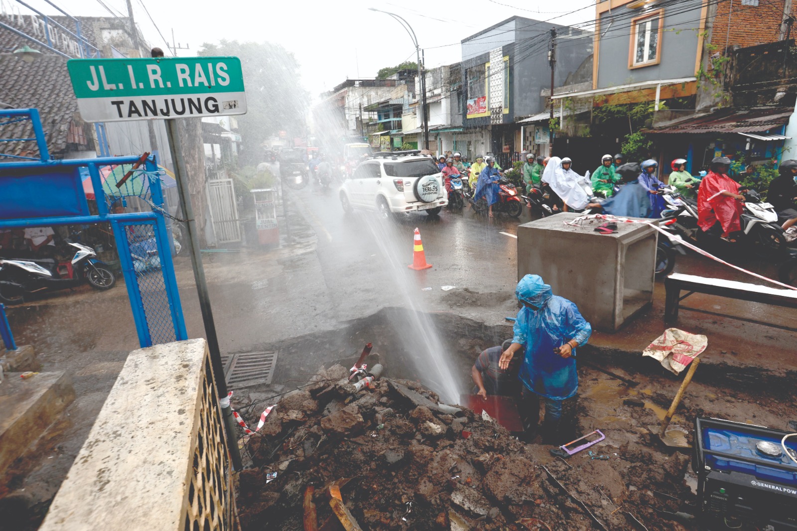 TANGKAL GENANGAN: Salah satu titik drainase di Jalan I.R. Rais, Klojen dibongkar untuk memperlancar aliran air. Kapasitas drainase di sana bakal ditingkatkan. Tiga lokasi lain juga menjadi sasaran